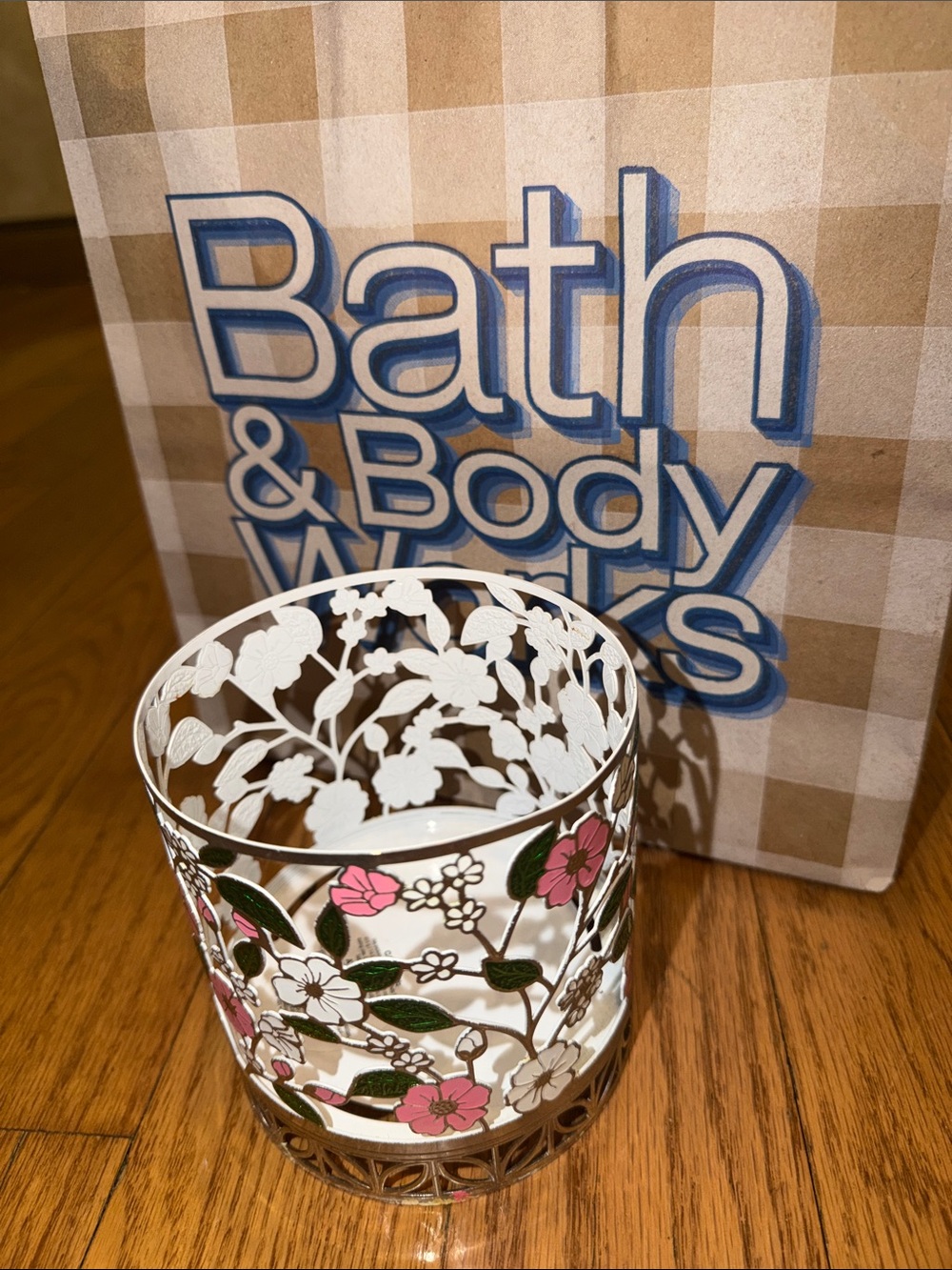B&BW Pink & White Flowers & Leaf Metal 3 Wick
Candle Holder🌸